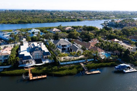 House in Jupiter, Florida 5 bedrooms, 836.86 sq.m. № 2007804 - photo 11