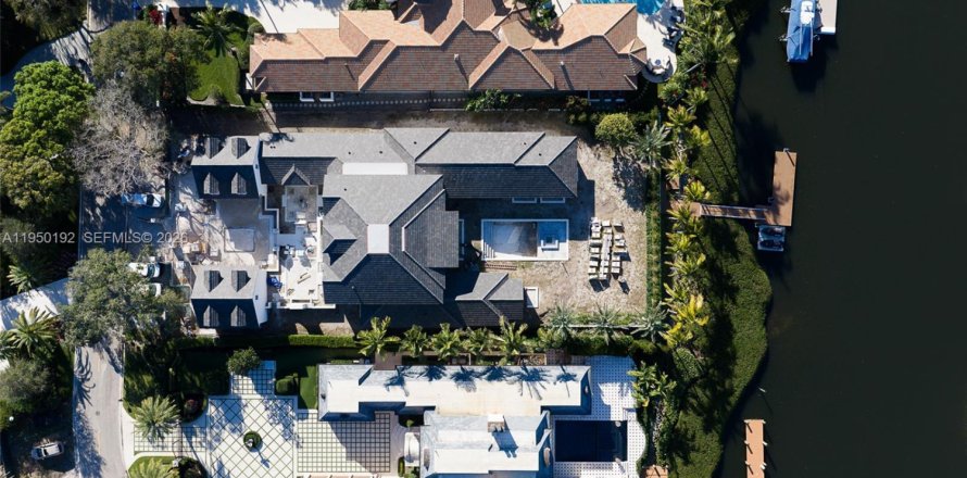 House in Jupiter, Florida 5 bedrooms, 836.86 sq.m. № 2007804