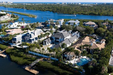 House in Jupiter, Florida 5 bedrooms, 836.86 sq.m. № 2007804 - photo 10