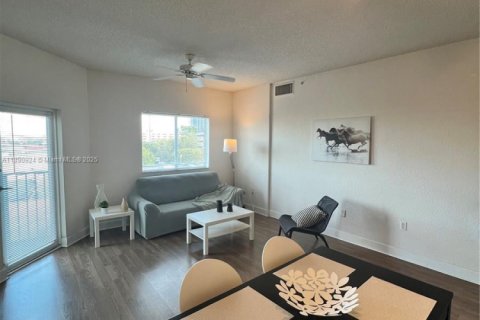 Apartamento en alquiler en South Miami, Florida, 2 dormitorios, 93.37 m2 № 1944375 - foto 23