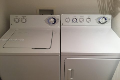 Apartamento en alquiler en South Miami, Florida, 2 dormitorios, 93.37 m2 № 1944375 - foto 13