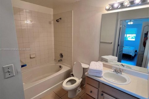 Apartamento en alquiler en South Miami, Florida, 2 dormitorios, 93.37 m2 № 1944375 - foto 30