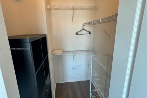 Apartamento en alquiler en South Miami, Florida, 2 dormitorios, 93.37 m2 № 1944375 - foto 27