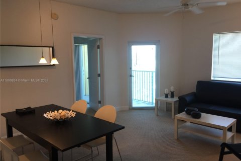 Apartamento en alquiler en South Miami, Florida, 2 dormitorios, 93.37 m2 № 1944375 - foto 1