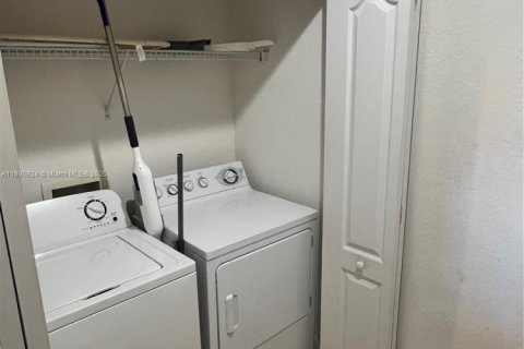 Apartamento en alquiler en South Miami, Florida, 2 dormitorios, 93.37 m2 № 1944375 - foto 16