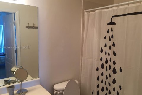 Apartamento en alquiler en South Miami, Florida, 2 dormitorios, 93.37 m2 № 1944375 - foto 4