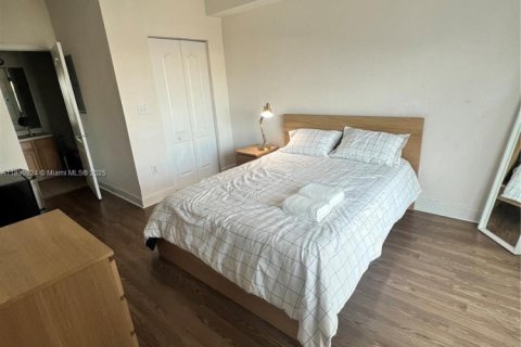 Apartamento en alquiler en South Miami, Florida, 2 dormitorios, 93.37 m2 № 1944375 - foto 29