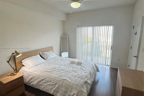 Apartamento en alquiler en South Miami, Florida, 2 dormitorios, 93.37 m2 № 1944375 - foto 25