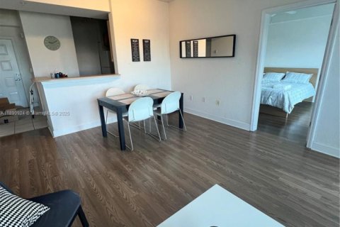 Apartamento en alquiler en South Miami, Florida, 2 dormitorios, 93.37 m2 № 1944375 - foto 21