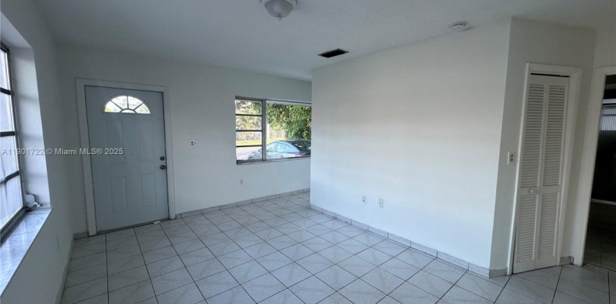 House in Miami, Florida 2 bedrooms, 172.8 sq.m. № 1953231