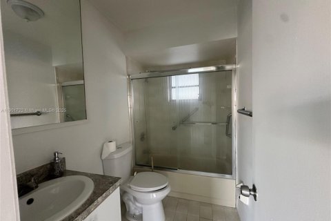 House in Miami, Florida 2 bedrooms, 172.8 sq.m. № 1953231 - photo 4