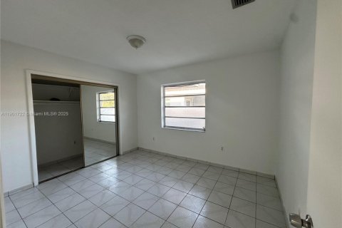 House in Miami, Florida 2 bedrooms, 172.8 sq.m. № 1953231 - photo 5