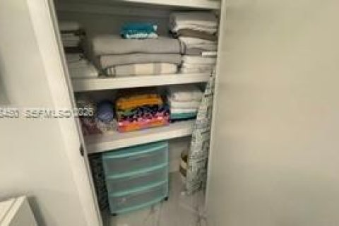 Condominio en alquiler en Hallandale Beach, Florida, 3 dormitorios, 191.84 m2 № 2355189 - foto 19