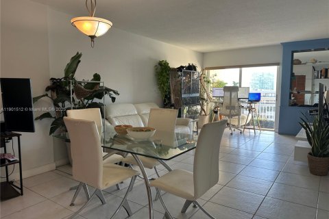 Снять в аренду кондоминиум в Санни-Айлс-Бич, Флорида 1 спальня, 64.57м2, № 1951735 - фото 1