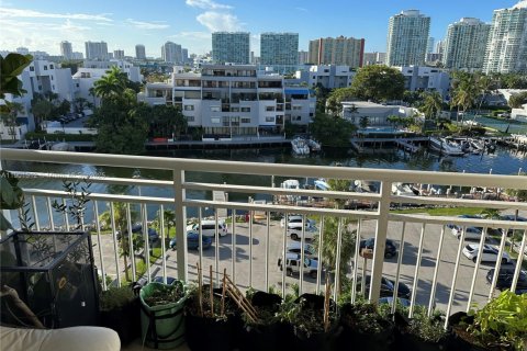 Снять в аренду кондоминиум в Санни-Айлс-Бич, Флорида 1 спальня, 64.57м2, № 1951735 - фото 16