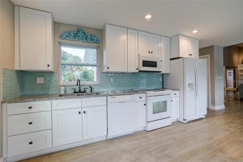Villa ou maison à vendre à Sarasota, Floride: 2 chambres, 194.35 m2 № 2291252 - photo 17