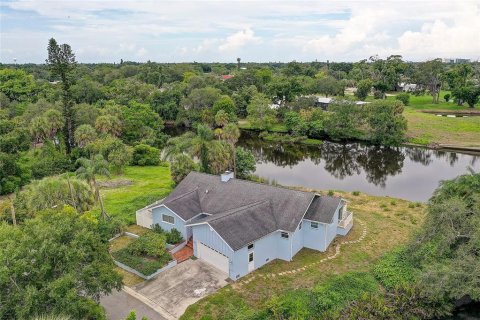 House in Sarasota, Florida 2 bedrooms, 194.35 sq.m. № 2291252