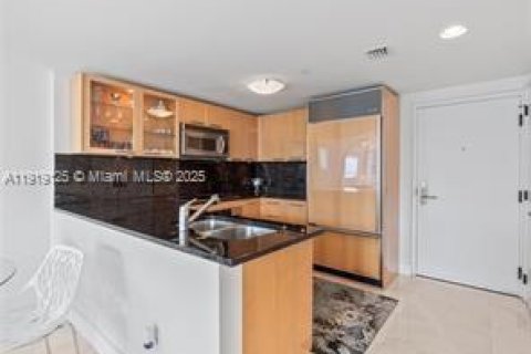 Condo in Miami Beach, Florida, 1 bedroom  № 1974390 - photo 7