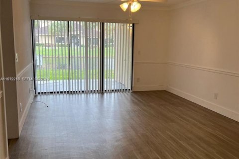 Condo in Coral Springs, Florida, 2 bedrooms  № 2046166 - photo 4