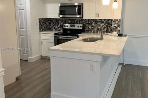 Condo in Coral Springs, Florida, 2 bedrooms  № 2046166 - photo 2