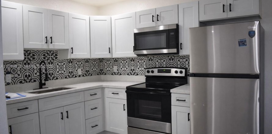 Apartment in Pompano Beach, Florida 2 bedrooms, 72.09 sq.m. № 2042586