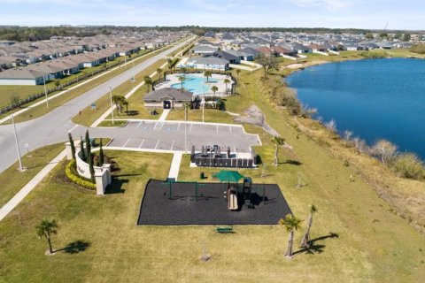 House in Winter Haven, Florida 4 bedrooms, 217.39 sq.m. № 1744095 - photo 3