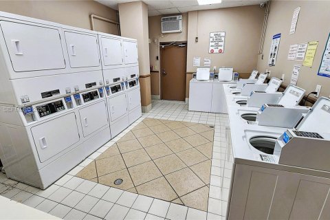Купить кондоминиум в Халландейл-Бич, Флорида 2 спальни, 109.25м2, № 2022262 - фото 6