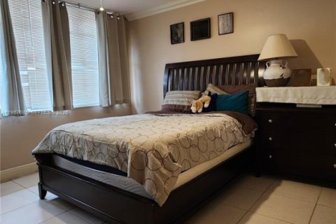 Купить кондоминиум в Халландейл-Бич, Флорида 2 спальни, 109.25м2, № 2022262 - фото 13