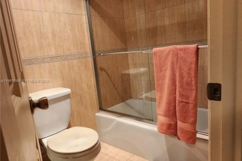 Купить кондоминиум в Халландейл-Бич, Флорида 2 спальни, 109.25м2, № 2022262 - фото 10