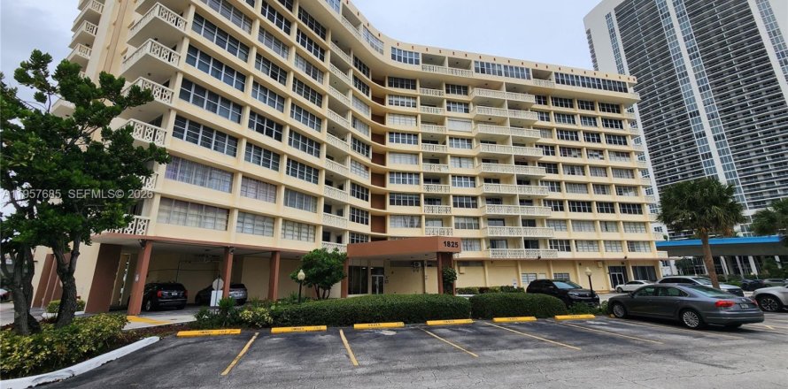 Кондоминиум с 2 спальнями в Халландейл-Бич, Флорида № 2022262