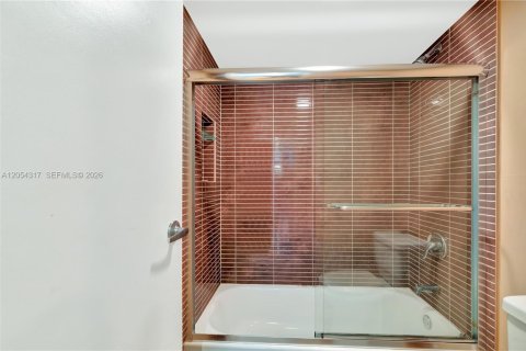 Copropriété à louer à Miami Beach, Floride: 1 chambre, 99.87 m2 № 2168734 - photo 13