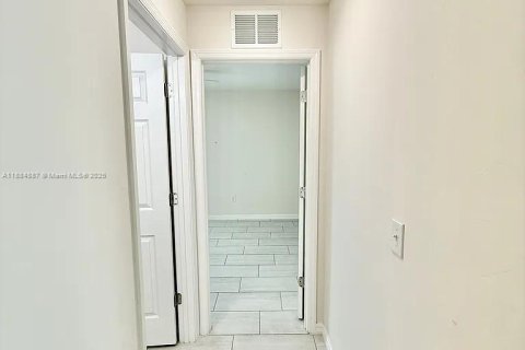 Снять в аренду виллу или дом в Кейп-Корал, Флорида 3 спальни, 111.48м2, № 1930391 - фото 14