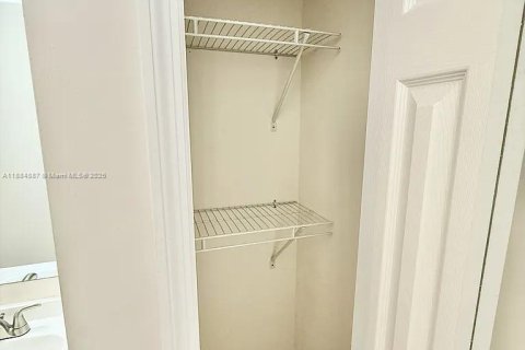 Снять в аренду виллу или дом в Кейп-Корал, Флорида 3 спальни, 111.48м2, № 1930391 - фото 10
