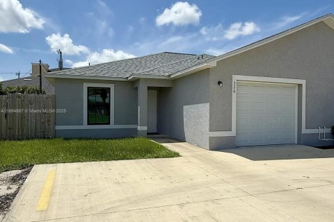 Снять в аренду виллу или дом в Кейп-Корал, Флорида 3 спальни, 111.48м2, № 1930391 - фото 1