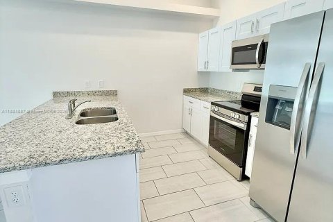 Снять в аренду виллу или дом в Кейп-Корал, Флорида 3 спальни, 111.48м2, № 1930391 - фото 4