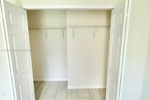 Снять в аренду виллу или дом в Кейп-Корал, Флорида 3 спальни, 111.48м2, № 1930391 - фото 7