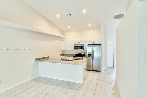 Снять в аренду виллу или дом в Кейп-Корал, Флорида 3 спальни, 111.48м2, № 1930391 - фото 8