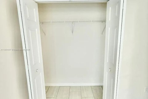 Снять в аренду виллу или дом в Кейп-Корал, Флорида 3 спальни, 111.48м2, № 1930391 - фото 17