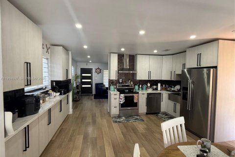 Casa en venta en Miami, Florida, 3 dormitorios, 222.41 m2 № 2020177 - foto 13