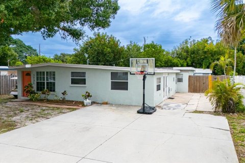 Commercial property in Sarasota, Florida 5 bedrooms, 168.9 sq.m. № 2297148