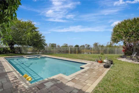 Купить виллу или дом в Уэстон, Флорида 5 спален, 248.23м2, № 2051906 - фото 25