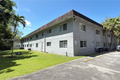 Condo in Pembroke Pines, Florida, 2 bedrooms  № 2067903 - photo 29