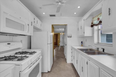 Condo in Saint Petersburg, Florida, 1 bedroom  № 1843171 - photo 11