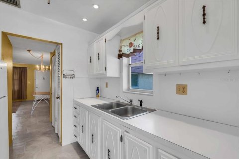 Condo in Saint Petersburg, Florida, 1 bedroom  № 1843171 - photo 13