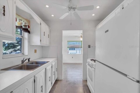 Condo in Saint Petersburg, Florida, 1 bedroom  № 1843171 - photo 14