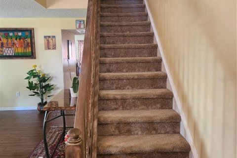 House in Deltona, Florida 5 bedrooms, 336.58 sq.m. № 2205970 - photo 5