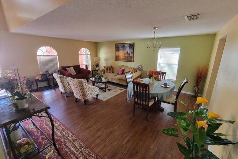 House in Deltona, Florida 5 bedrooms, 336.58 sq.m. № 2205970 - photo 2