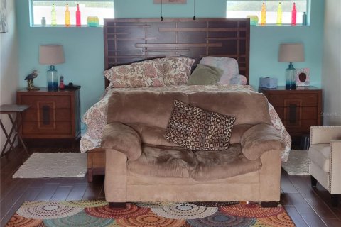 House in Deltona, Florida 5 bedrooms, 336.58 sq.m. № 2205970 - photo 7