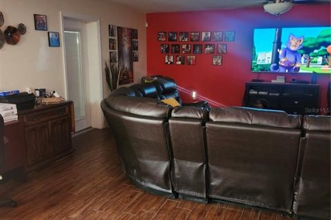 House in Deltona, Florida 5 bedrooms, 336.58 sq.m. № 2205970 - photo 3