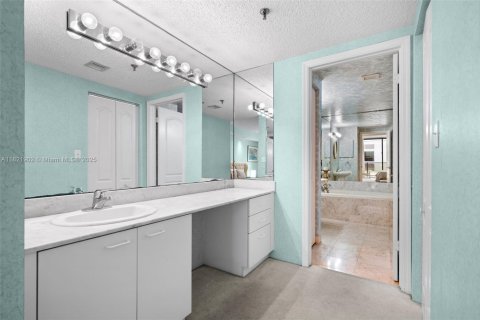 Copropriété à vendre à Surfside, Floride: 2 chambres, 140.28 m2 № 1783821 - photo 15